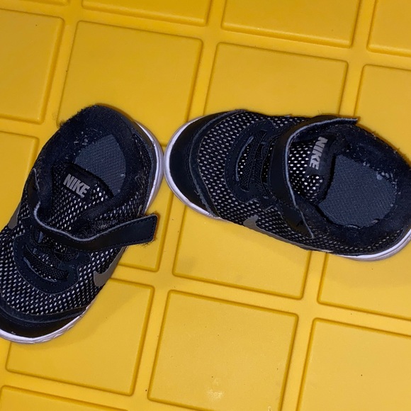 Nike Kids Black and White Mesh Velcro Sneakers toddler size 7 - Picture 4 of 6